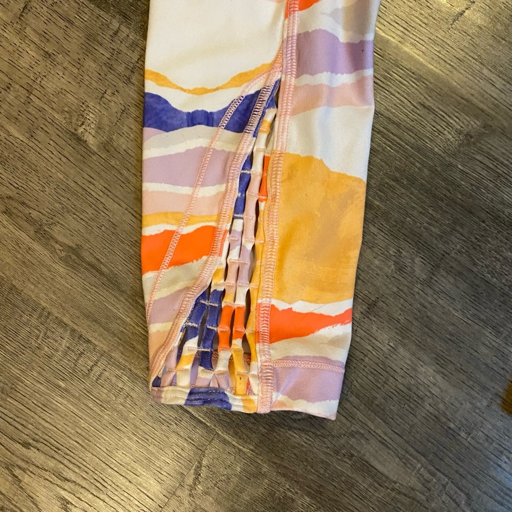 Lululemon capri size 4 - Picture 4 of 5